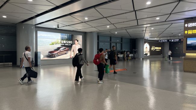 西安機場到達通廊正迎面墻面燈箱廣告投放，西安咸陽機場廣告
