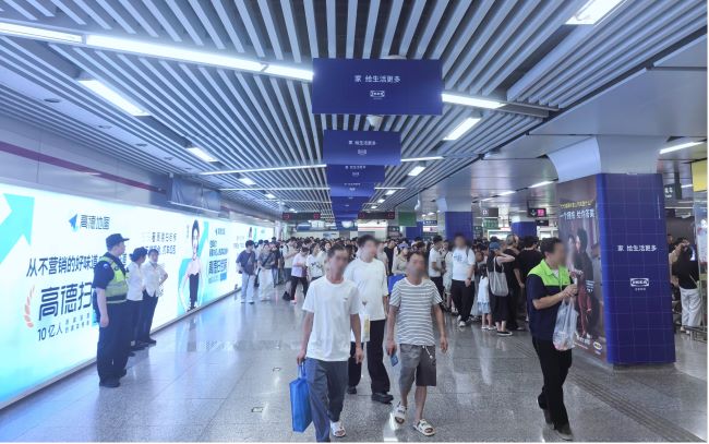 杭州地鐵龍翔橋站廳墻面超長(zhǎng)燈箱廣告，杭州地鐵站大屏廣告