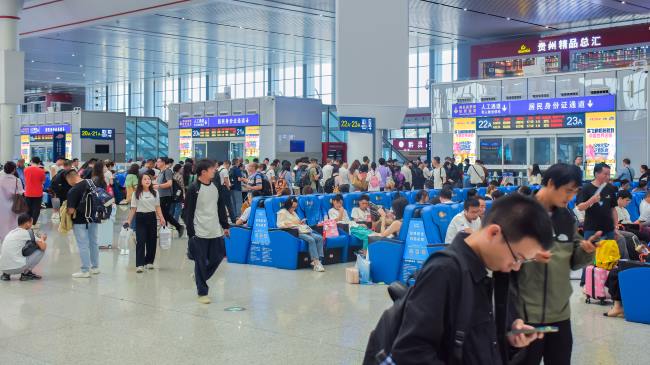 貴陽(yáng)北站候車(chē)大廳檢票口兩側(cè)大屏廣告，貴陽(yáng)北高鐵站LED廣告