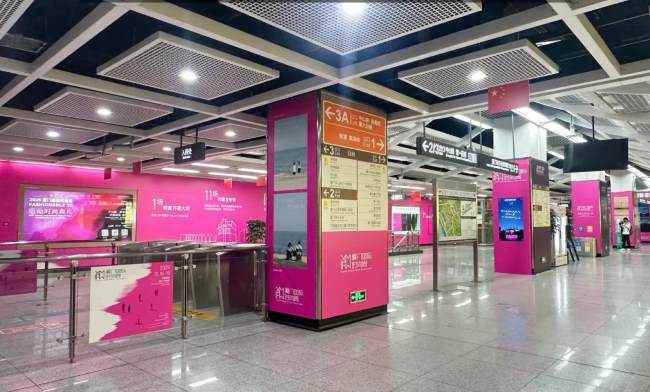 廈門鎮(zhèn)海路地鐵站廳通道墻貼廣告投放，廈門地鐵大屏廣告價(jià)格