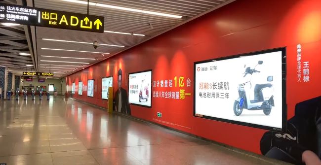 南寧朝陽(yáng)廣場(chǎng)站地鐵站廳墻貼廣告投放，南寧地鐵廣告價(jià)格