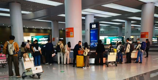 青島膠東機(jī)場(chǎng)行李轉(zhuǎn)盤(pán)上方大屏廣告投放，青島機(jī)場(chǎng)LED廣告價(jià)格