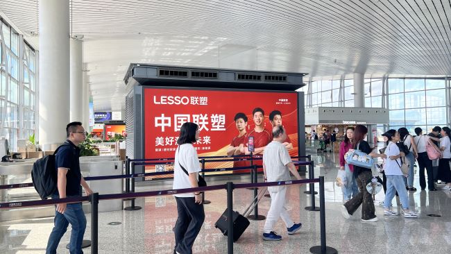 廣州機(jī)場(chǎng)出發(fā)到達(dá)混流區(qū)燈箱廣告投放，廣州白云機(jī)場(chǎng)大屏廣告