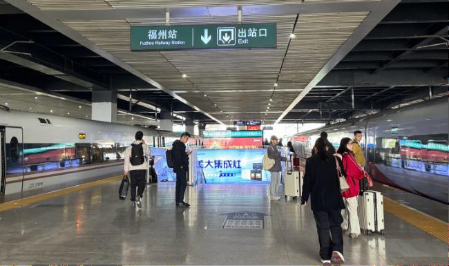 福州站高鐵站臺扶梯上方燈箱廣告投放，福州火車站廣告價格