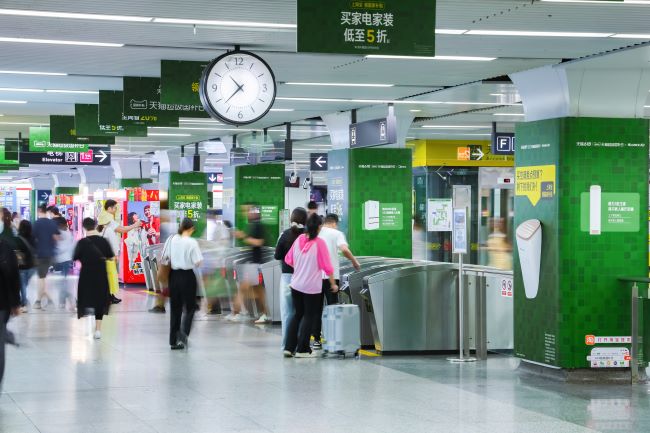 杭州鳳起路地鐵站創(chuàng)意包柱廣告投放，杭州地鐵廣告價格