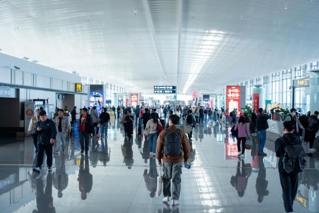 青島膠東機場候機大廳燈箱廣告投放，青島機場大屏廣告價格