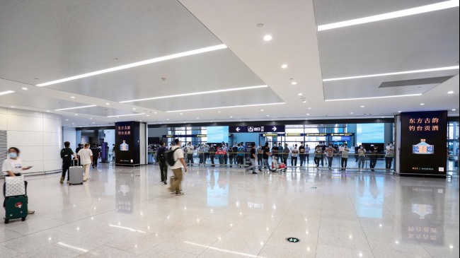 青島膠東機場到達廳出口刷屏機：旅客動線的高頻觸達大屏廣告