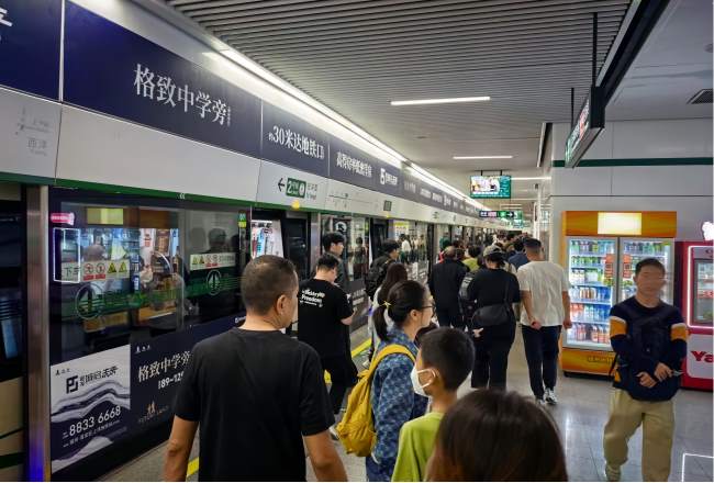 福州地鐵屏蔽門貼廣告：封閉空間的視覺溝通藝術(shù)