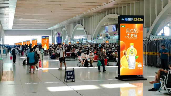 石家莊站高鐵候車區(qū)LED屏：動線節(jié)點(diǎn)的視覺溝通樞紐