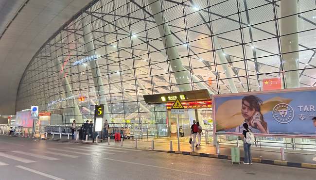 南寧機(jī)場T2出發(fā)大廳航站口入口燈箱廣告的視覺引力