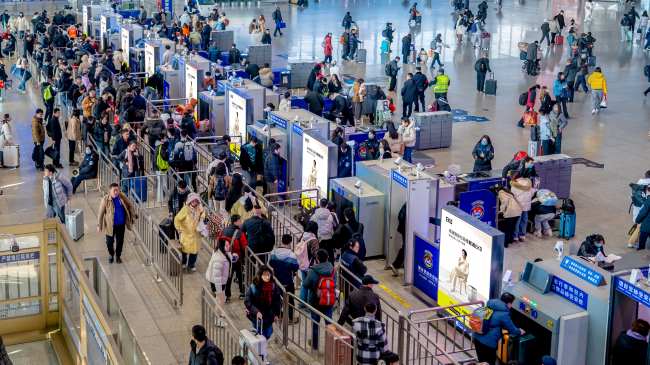 南京南站安檢口LED屏：旅客動線的精準(zhǔn)觸達(dá)媒介