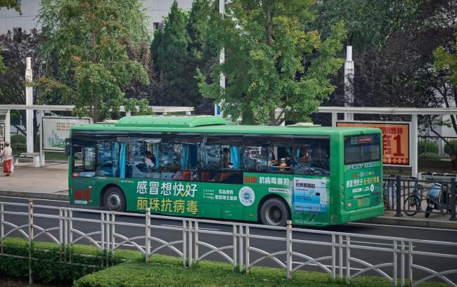 大連公交車身廣告：流動網(wǎng)絡(luò)中的品牌滲透之道