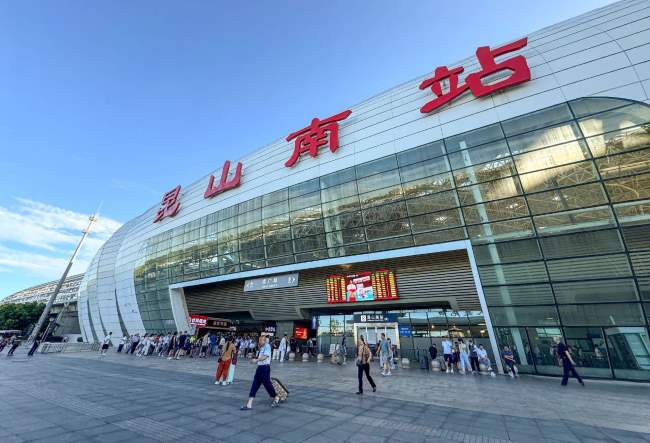 昆山南站進(jìn)站口上方廣場LED大屏：高鐵樞紐的精準(zhǔn)視覺定位