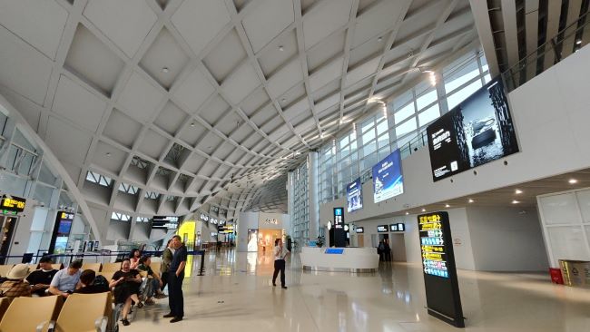 臺(tái)州機(jī)場新航站樓候機(jī)大廳高空燈箱：旅客視線的空中畫廊