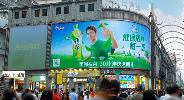 當(dāng)深圳東門步行街戶外大牌廣告遇上科目三，閣下又該如何應(yīng)對(duì)？