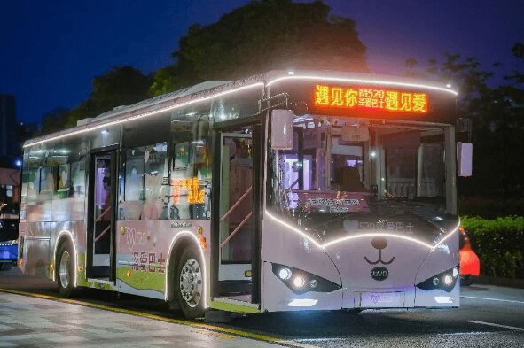 深圳公交廣告520經(jīng)典粉紅涂裝案例，深圳公交車身廣告價(jià)格線路優(yōu)勢(shì)