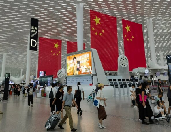 深圳機(jī)場(chǎng)出發(fā)值機(jī)廣告牌旁的大蓮蓬是干啥用的？深圳機(jī)場(chǎng)廣告價(jià)格