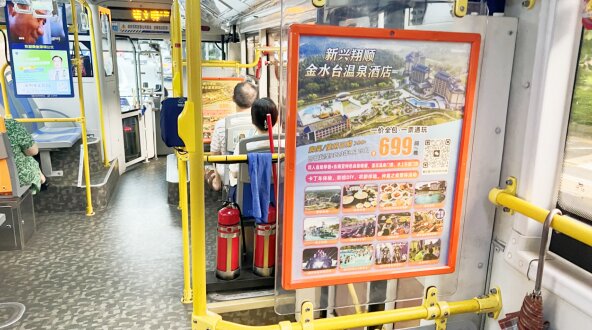 深圳公交車內(nèi)廣告價格多少錢位置？深圳公交看板框架廣告酒店景區(qū)