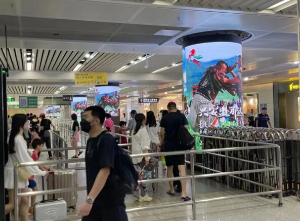 深圳北站換乘區(qū)包柱LED廣告價格，文旅景區(qū)旅游深圳北高鐵站廣告