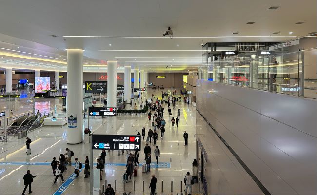 成都地鐵天府機(jī)場(chǎng)站LED包柱大屏：空鐵聯(lián)運(yùn)的視覺焦點(diǎn)