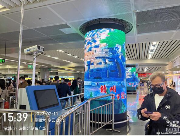 深圳北站換乘區(qū)包柱LED廣告價格，文旅政府深圳北高鐵站廣告案例