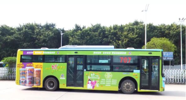 東莞公交車身廣告價(jià)格是多少？東莞公交車廣告快消食品案例，東莞公交廣告效果怎么樣？