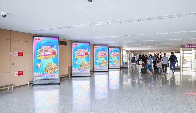 青島膠東機場到達通廊刷屏大屏廣告：旅客動線的精準傳播網(wǎng)絡(luò)