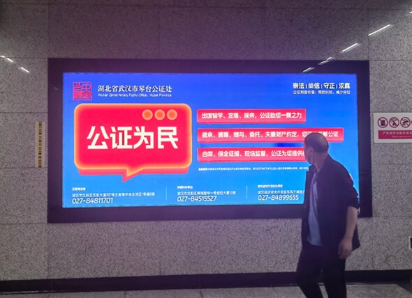 武漢地鐵燈箱廣告價(jià)格多少錢？武漢地鐵廣告這樣設(shè)計(jì)真吸睛