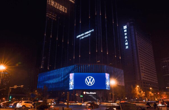 成都蘭博基尼中心LED大屏廣告價(jià)格多少錢(qián)？成都天府大道廣告裸眼3D