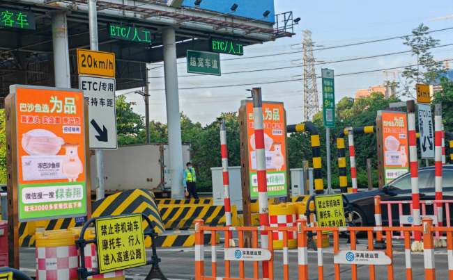 深圳福民收費(fèi)站聯(lián)排LED屏：交通要塞的精準(zhǔn)視覺(jué)通道